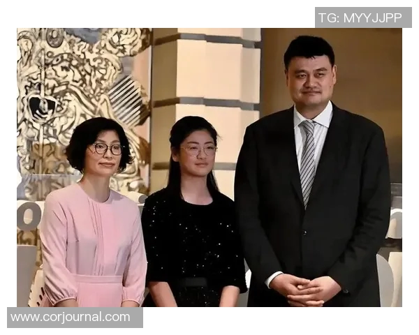 姚明女儿悠闲散步享受阳光时光展现童趣与家庭温馨瞬间