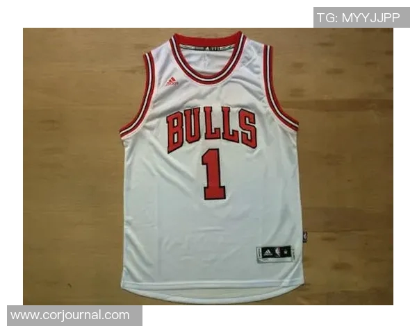 白色12号球衣篮球明星的传奇故事与赛场风采揭秘 白色12号球衣篮球明星的传奇故事与赛场风采揭秘